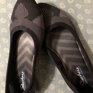 Sketchers Black and grey Flats
